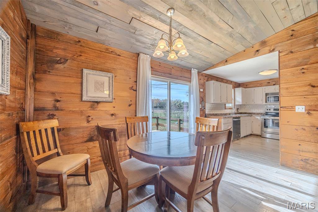 22622 Green Hills Road, Lebanon, MO 65536