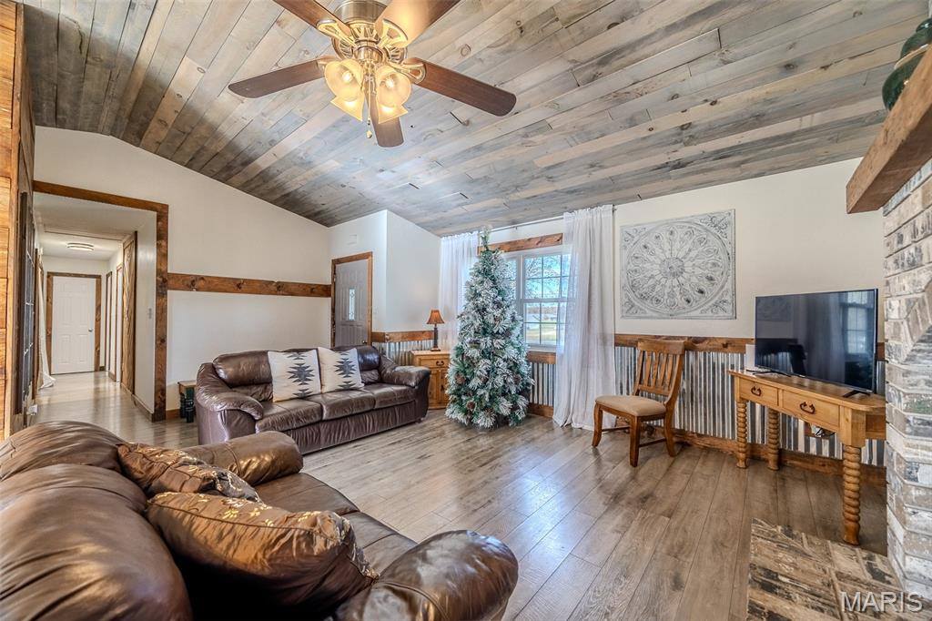 22622 Green Hills Road, Lebanon, MO 65536