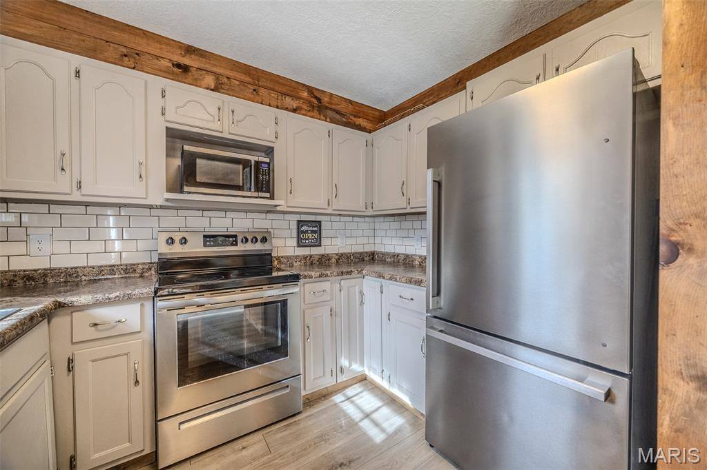 22622 Green Hills Road, Lebanon, MO 65536