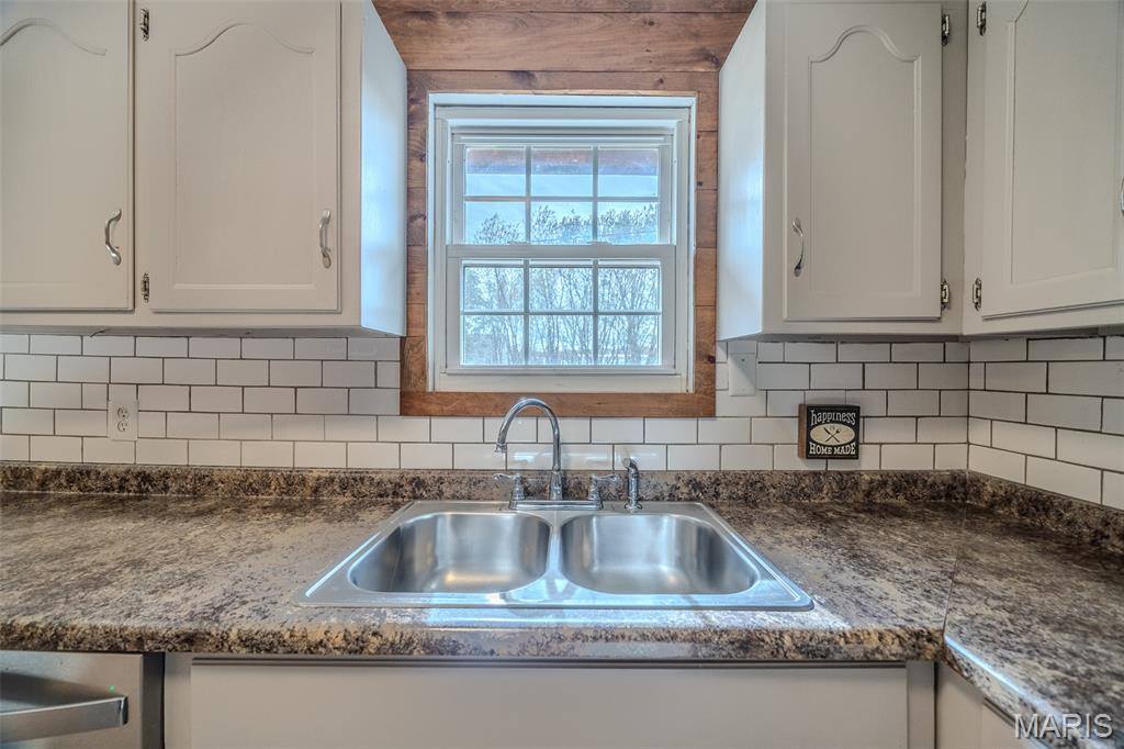 22622 Green Hills Road, Lebanon, MO 65536