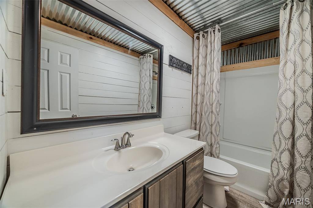 22622 Green Hills Road, Lebanon, MO 65536