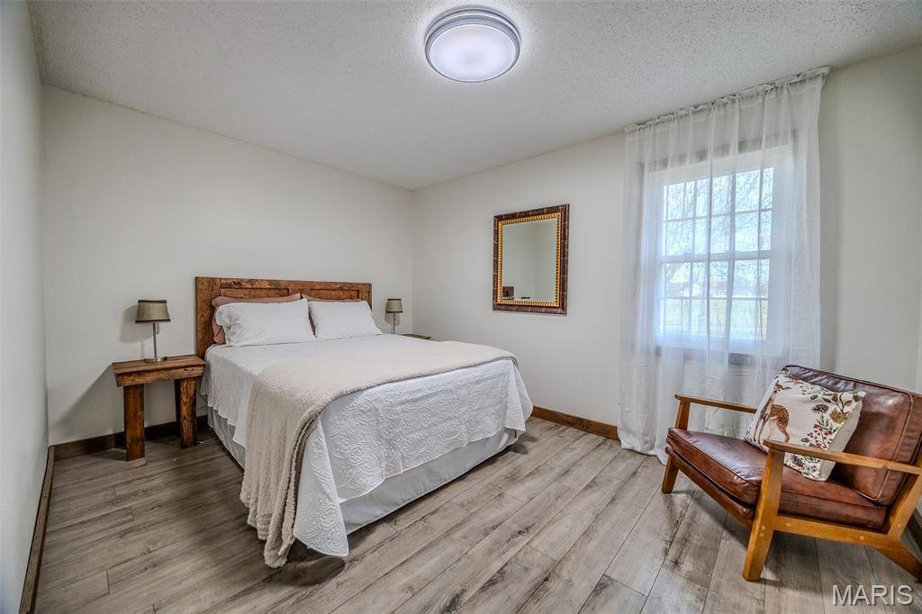 22622 Green Hills Road, Lebanon, MO 65536