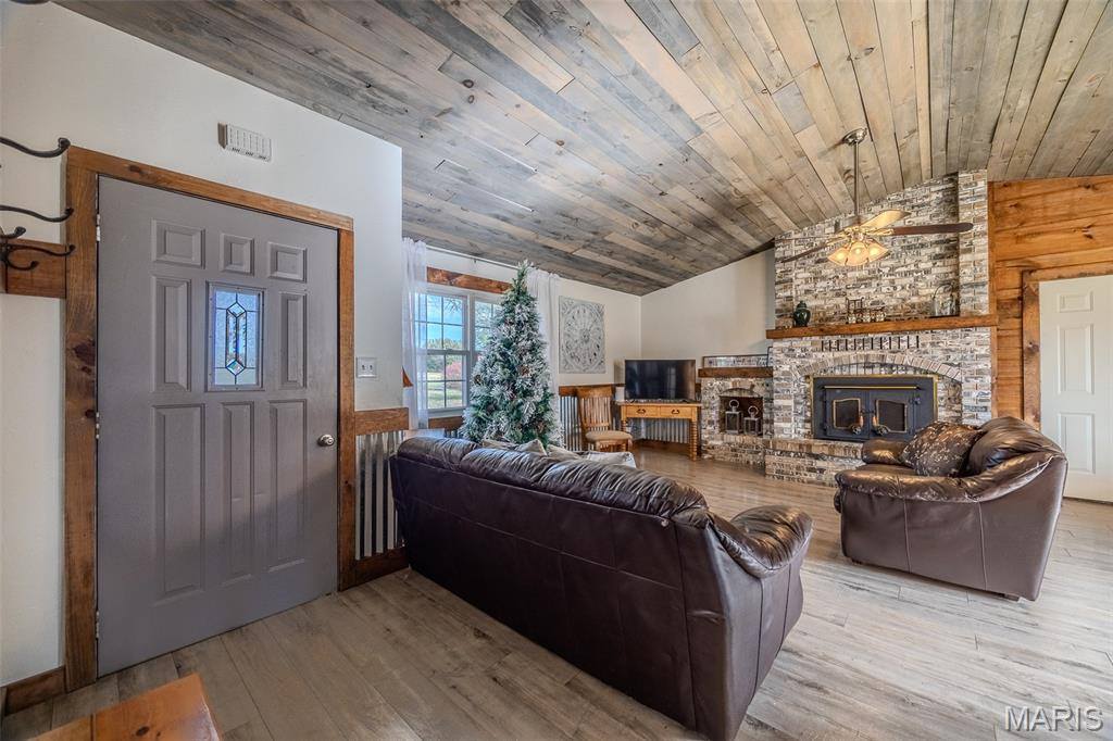 22622 Green Hills Road, Lebanon, MO 65536