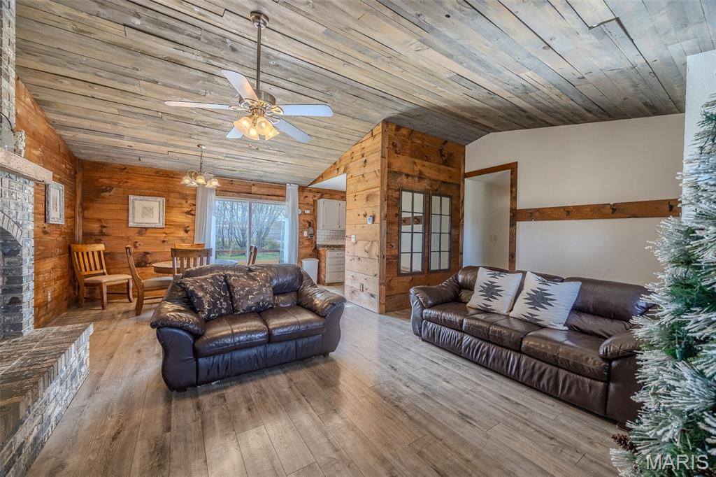 22622 Green Hills Road, Lebanon, MO 65536