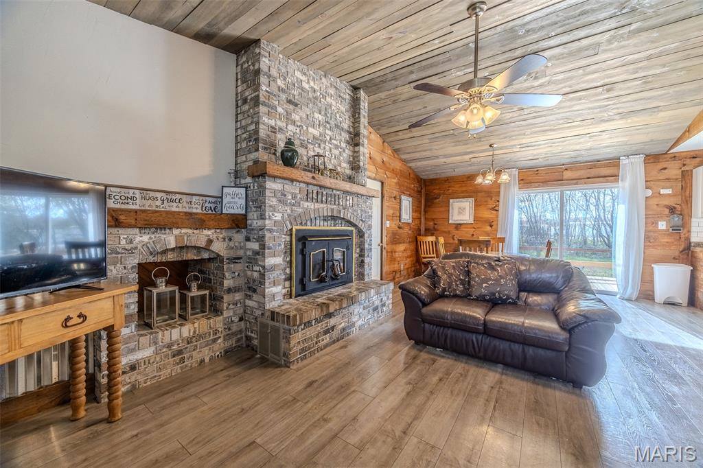 22622 Green Hills Road, Lebanon, MO 65536