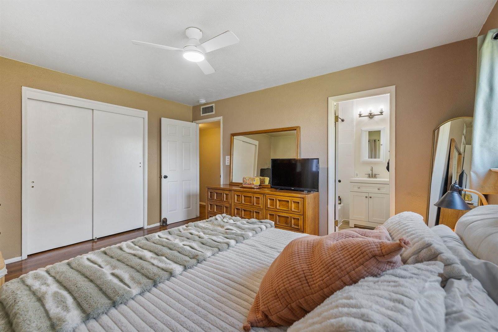 646 South Redwood Drive, Visalia, CA 93277