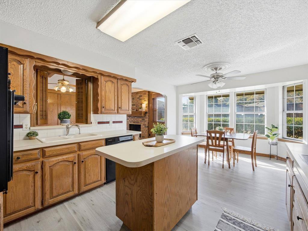 7124 Meadow Park North, North Richland Hills, TX 76180