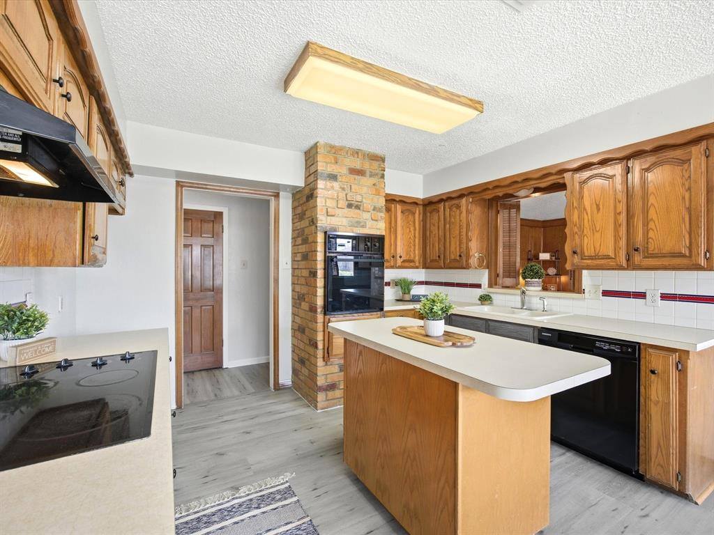 7124 Meadow Park North, North Richland Hills, TX 76180