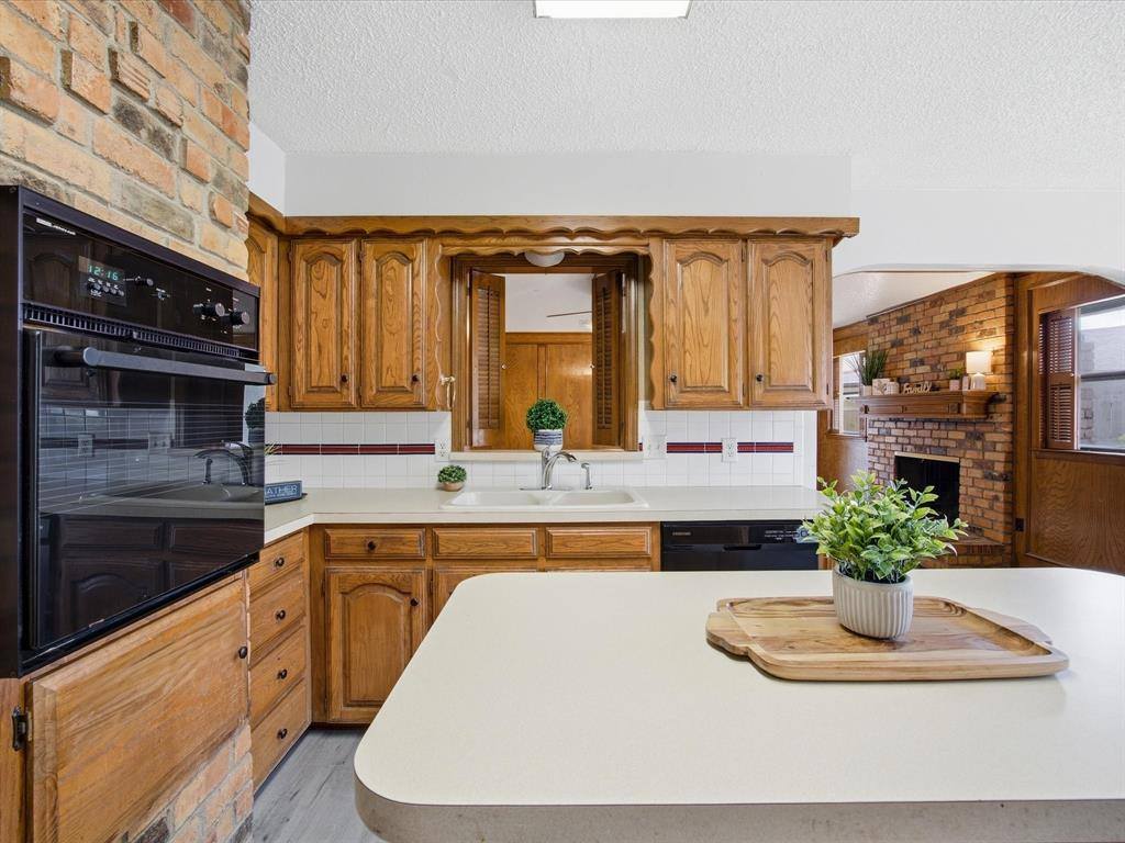 7124 Meadow Park North, North Richland Hills, TX 76180