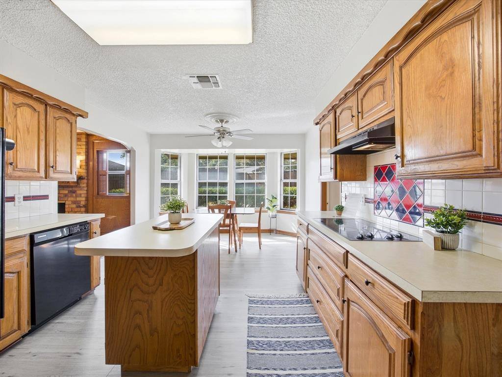 7124 Meadow Park North, North Richland Hills, TX 76180