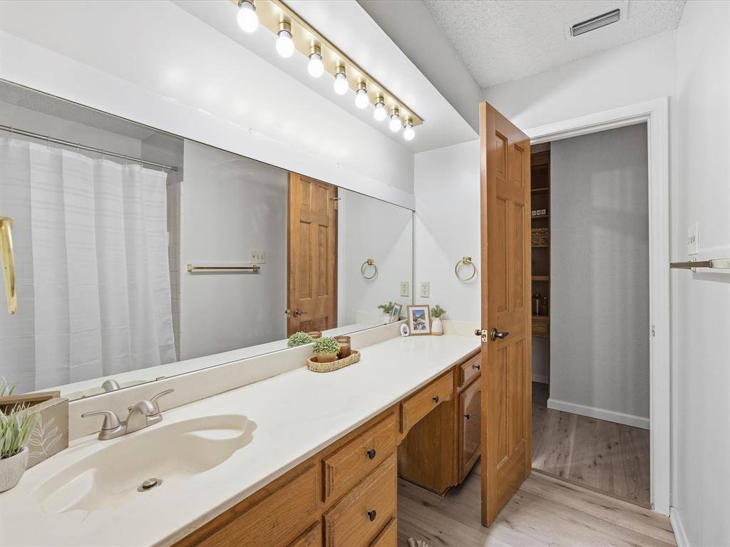 7124 Meadow Park North, North Richland Hills, TX 76180