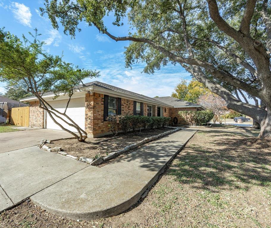 7124 Meadow Park North, North Richland Hills, TX 76180