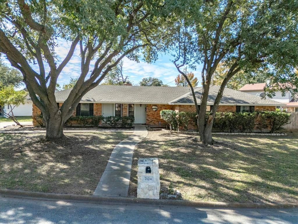 7124 Meadow Park North, North Richland Hills, TX 76180