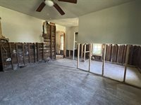 905 SW 3rd St, Lawton, OK 73501