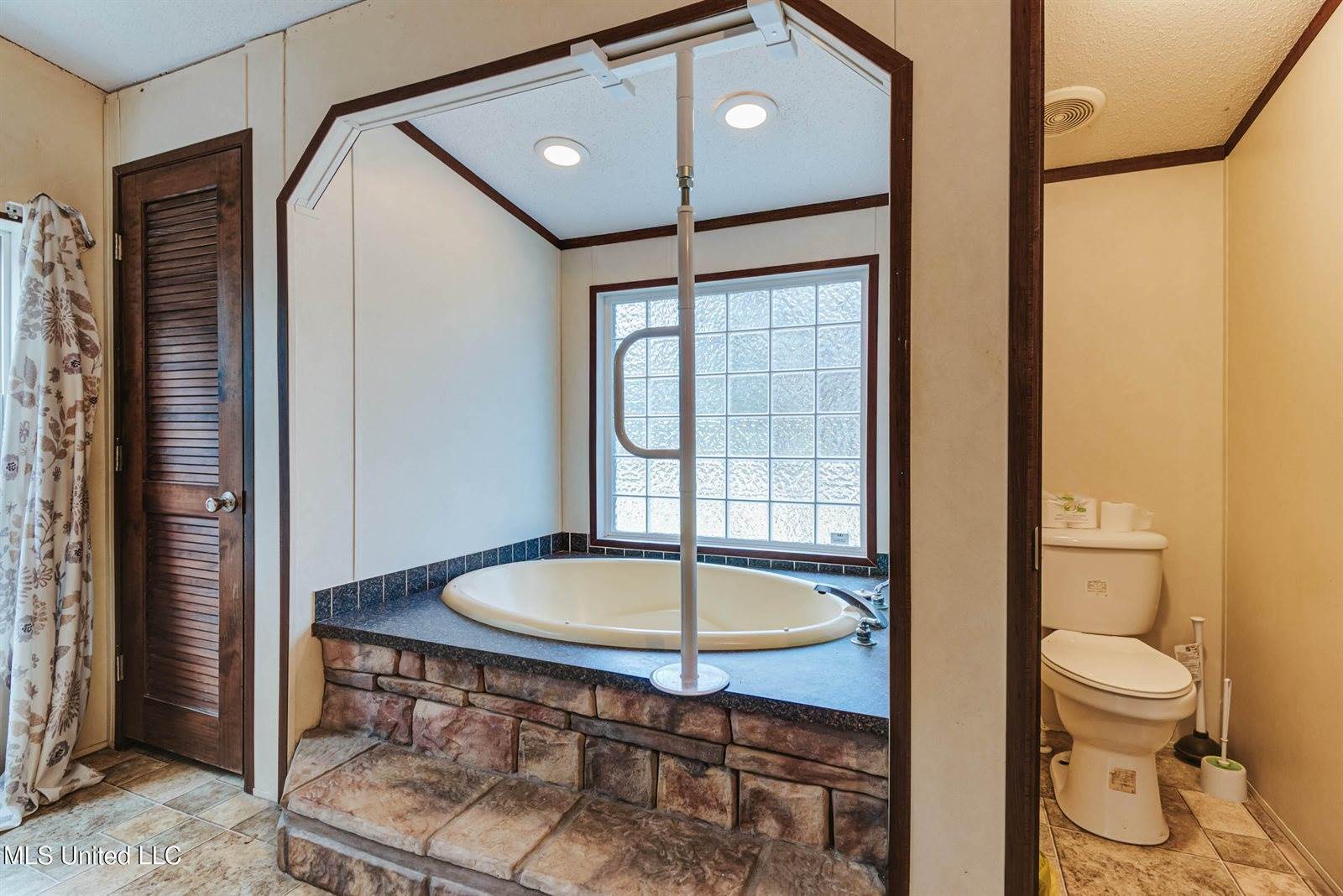 7141 Road 406, Kiln, MS 39556