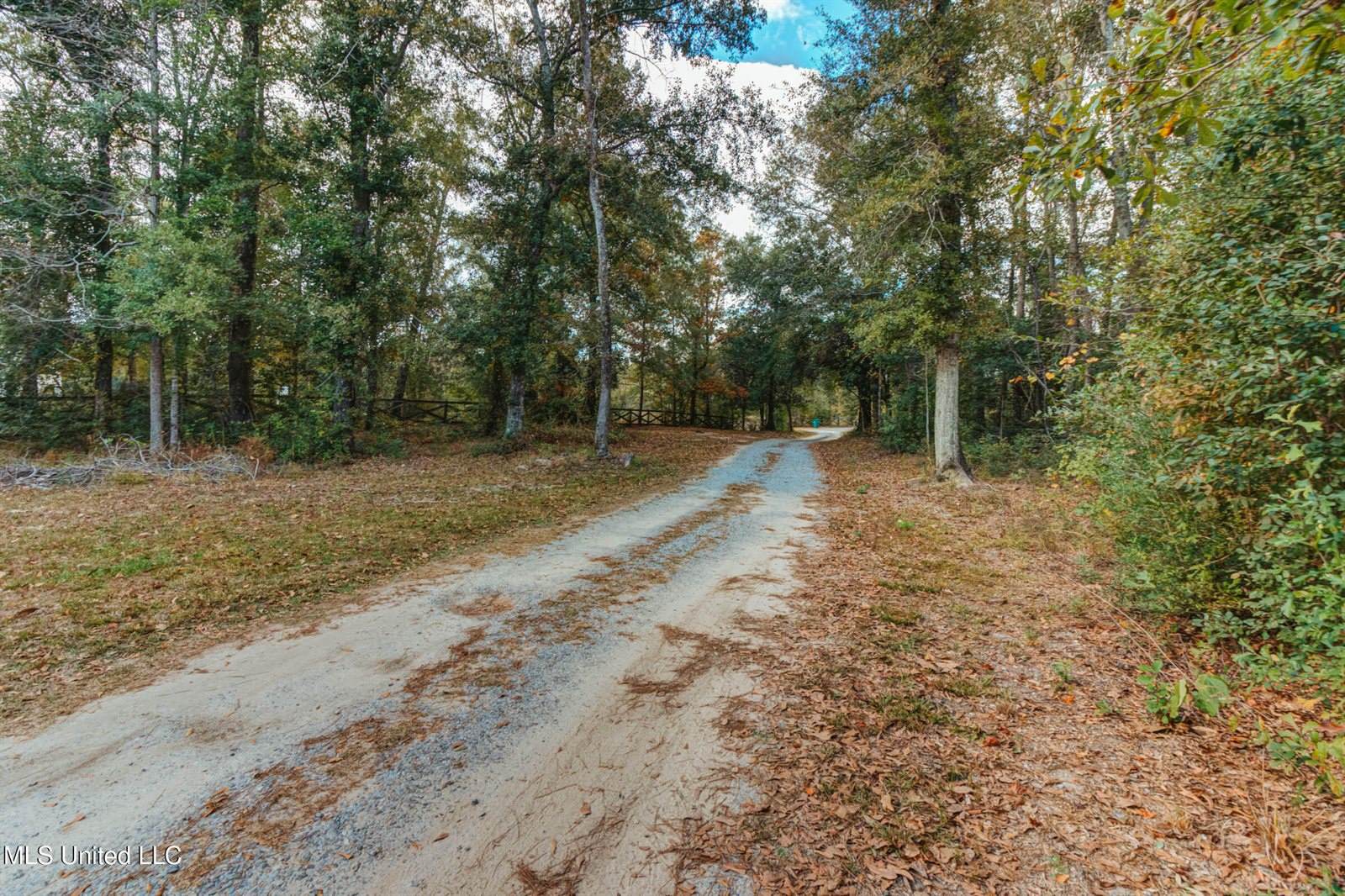 7141 Road 406, Kiln, MS 39556