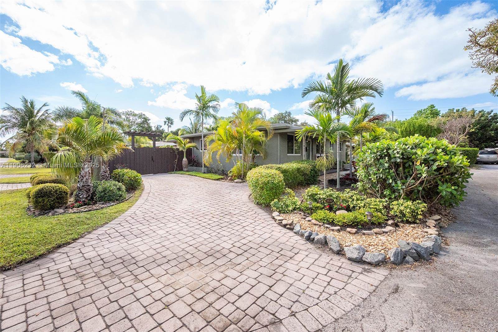 1532 NE 39th St, Oakland Park, FL 33334