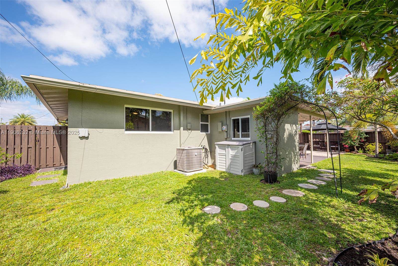 1532 NE 39th St, Oakland Park, FL 33334