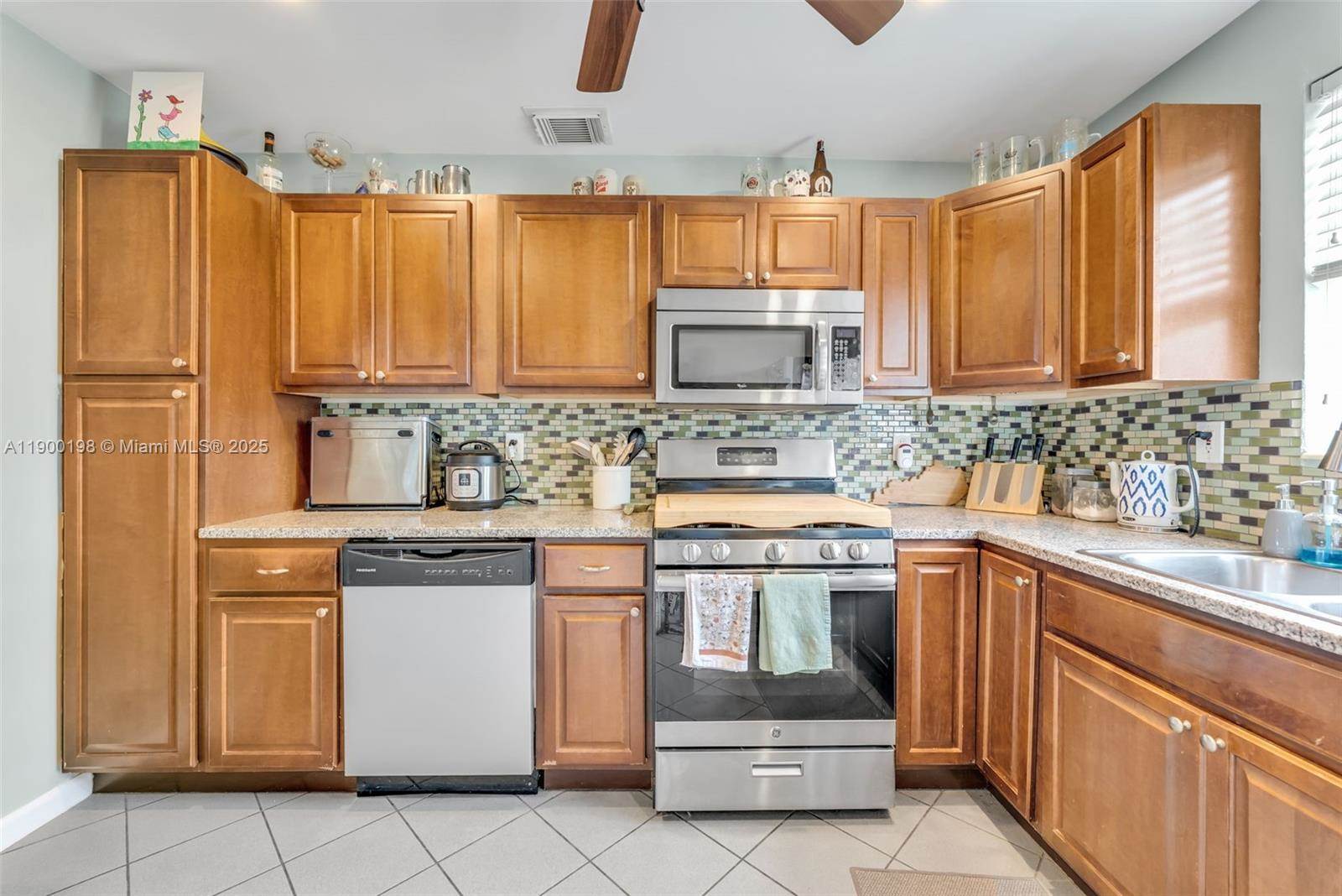 1200 NW 41st St, Oakland Park, FL 33309