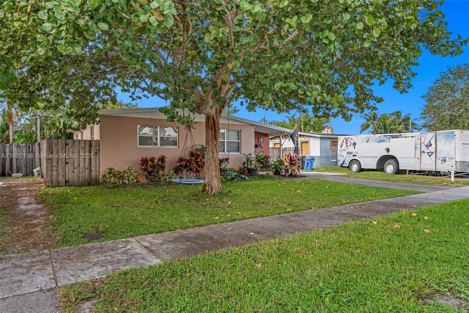 1200 NW 41st St, Oakland Park, FL 33309