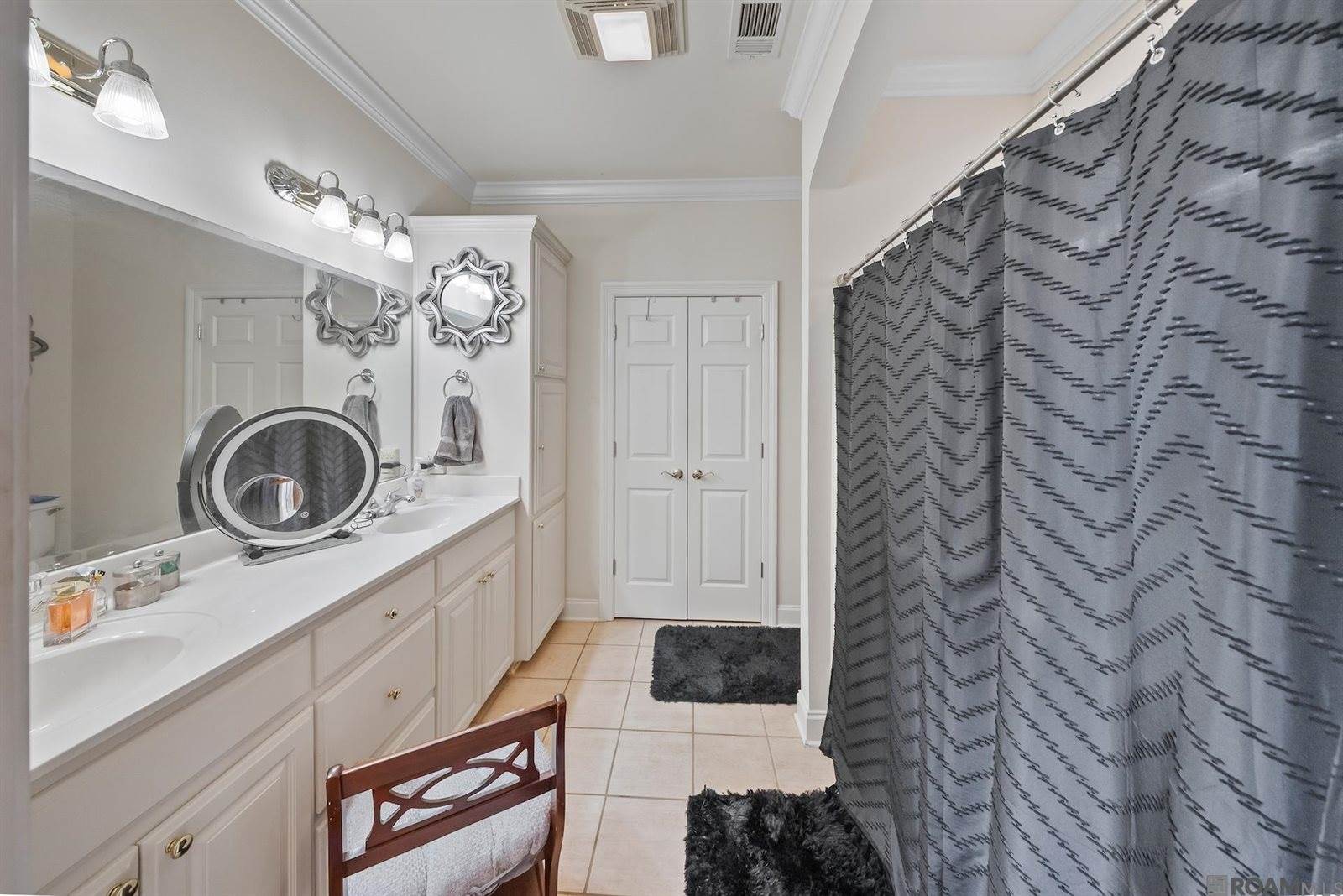 5448 Courtyard Dr, Gonzales, LA 70737