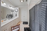 5448 Courtyard Dr, Gonzales, LA 70737