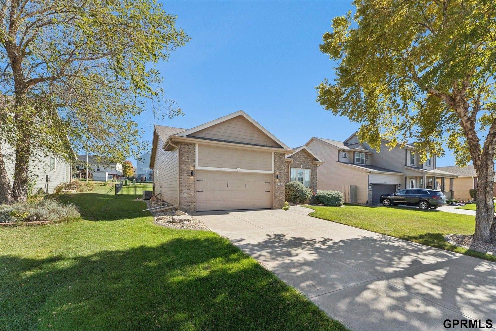 2221 Placid Lake Drive, Papillion, NE 68046