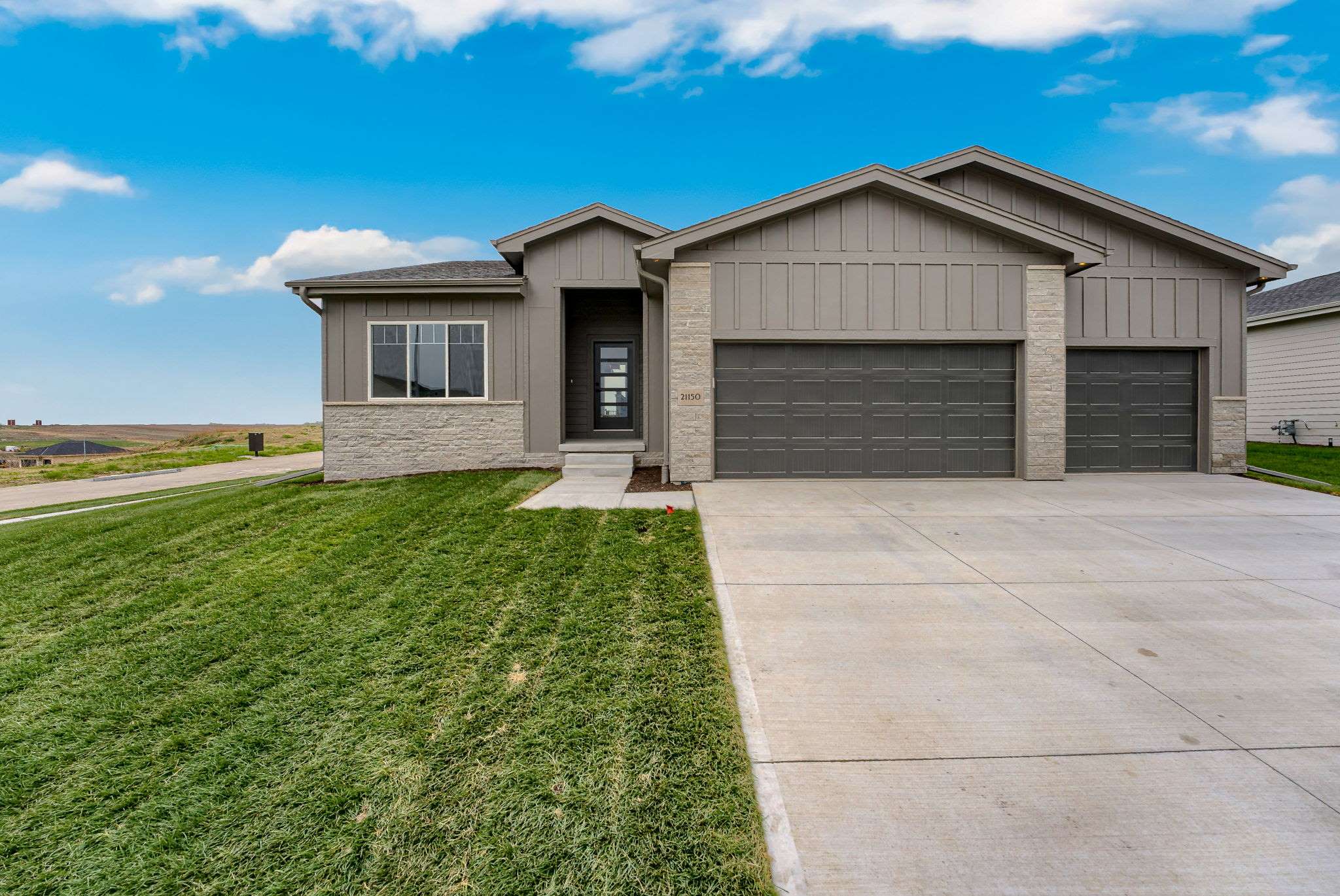 18483 Robin Cir, Omaha, NE 68136