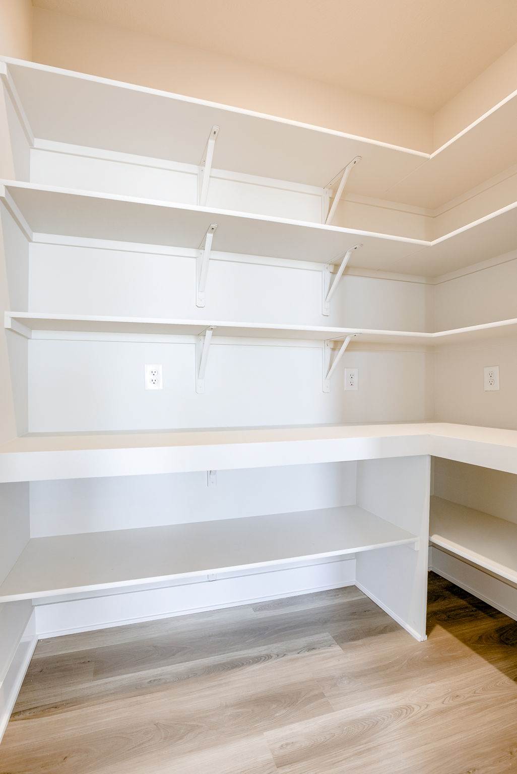 18483 Robin Cir, Omaha, NE 68136