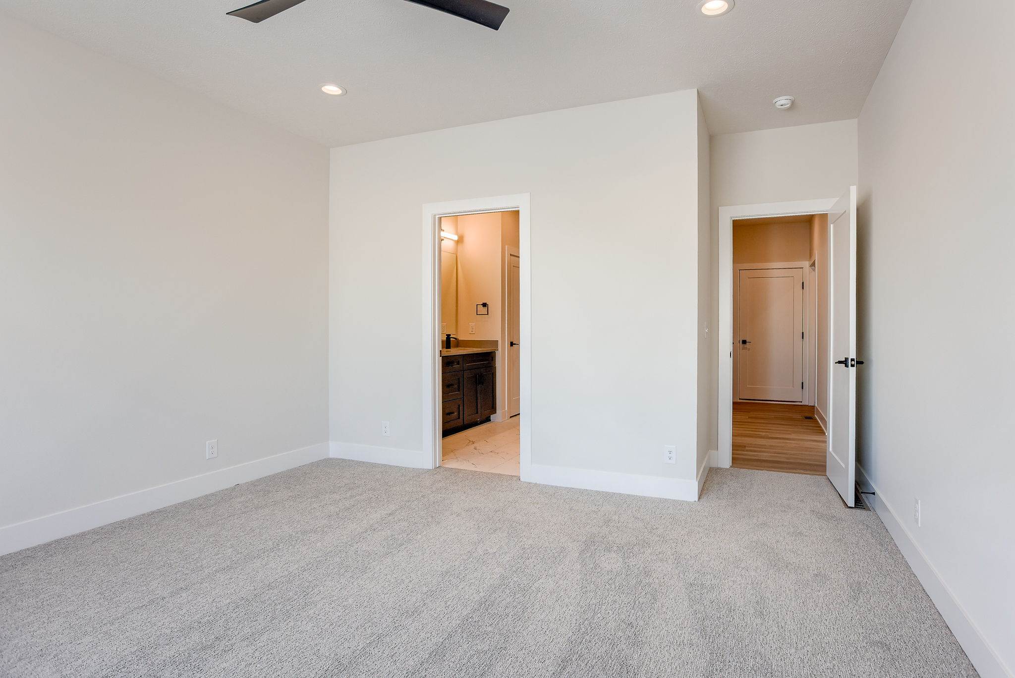 18483 Robin Cir, Omaha, NE 68136