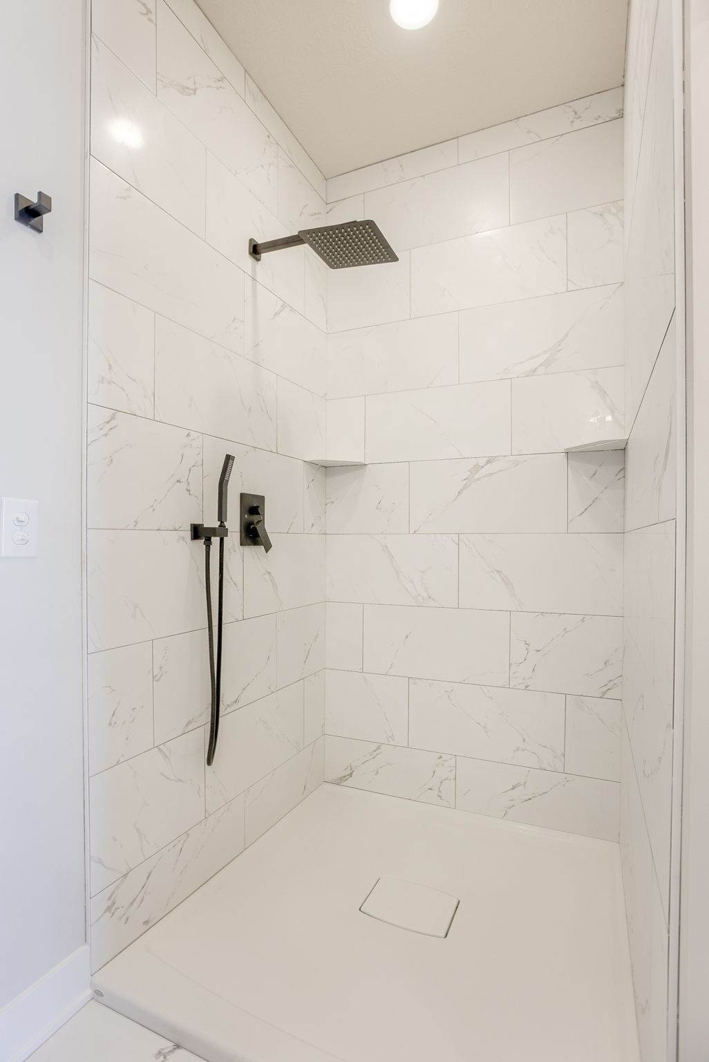 18483 Robin Cir, Omaha, NE 68136