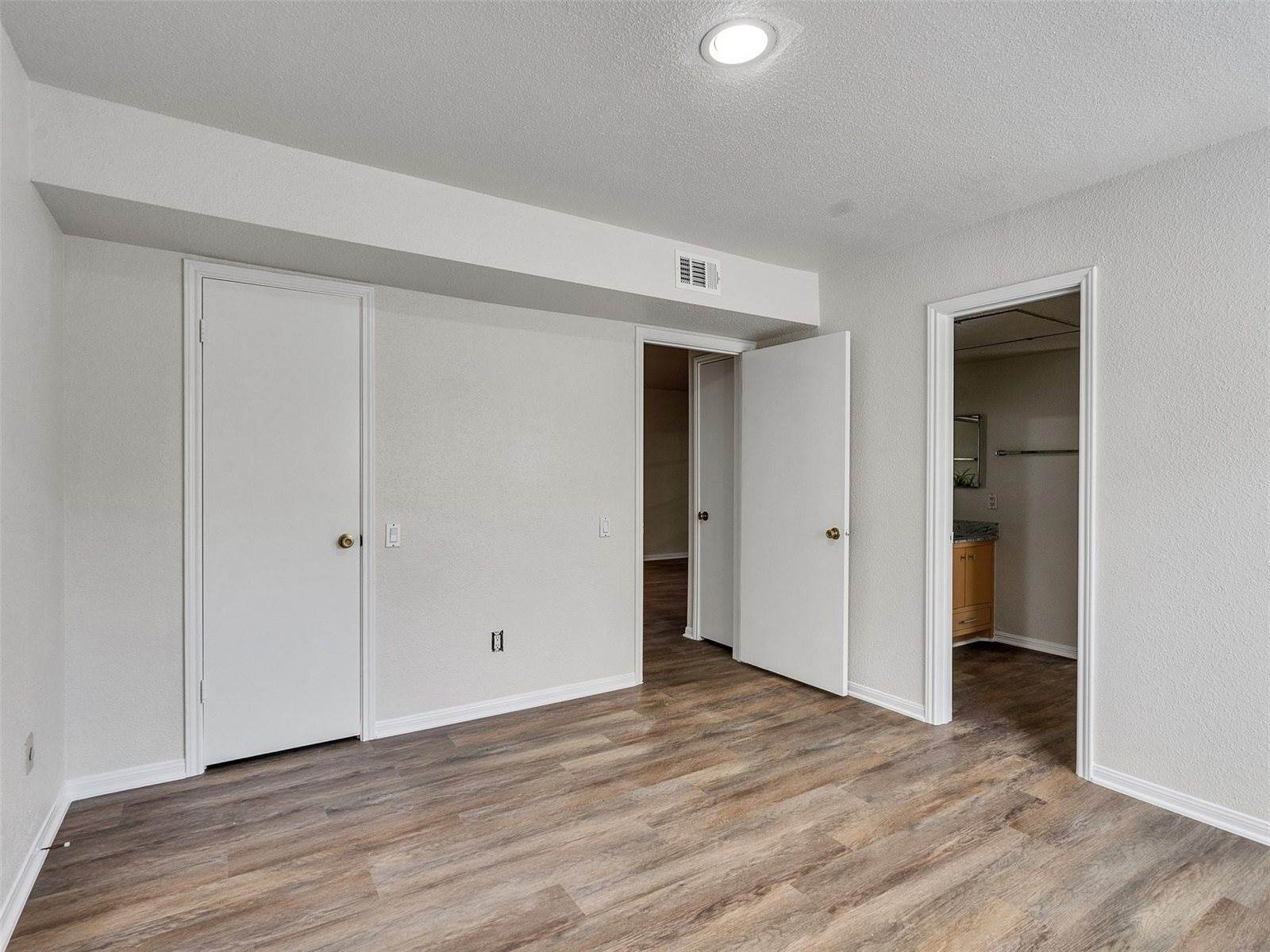 1860 White Oak Drive, Houston, TX 77009