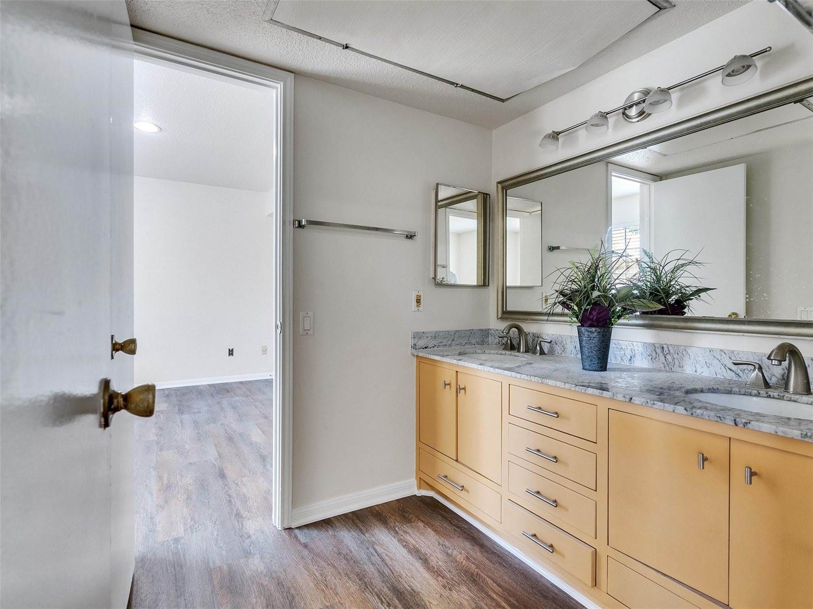 1860 White Oak Drive, Houston, TX 77009