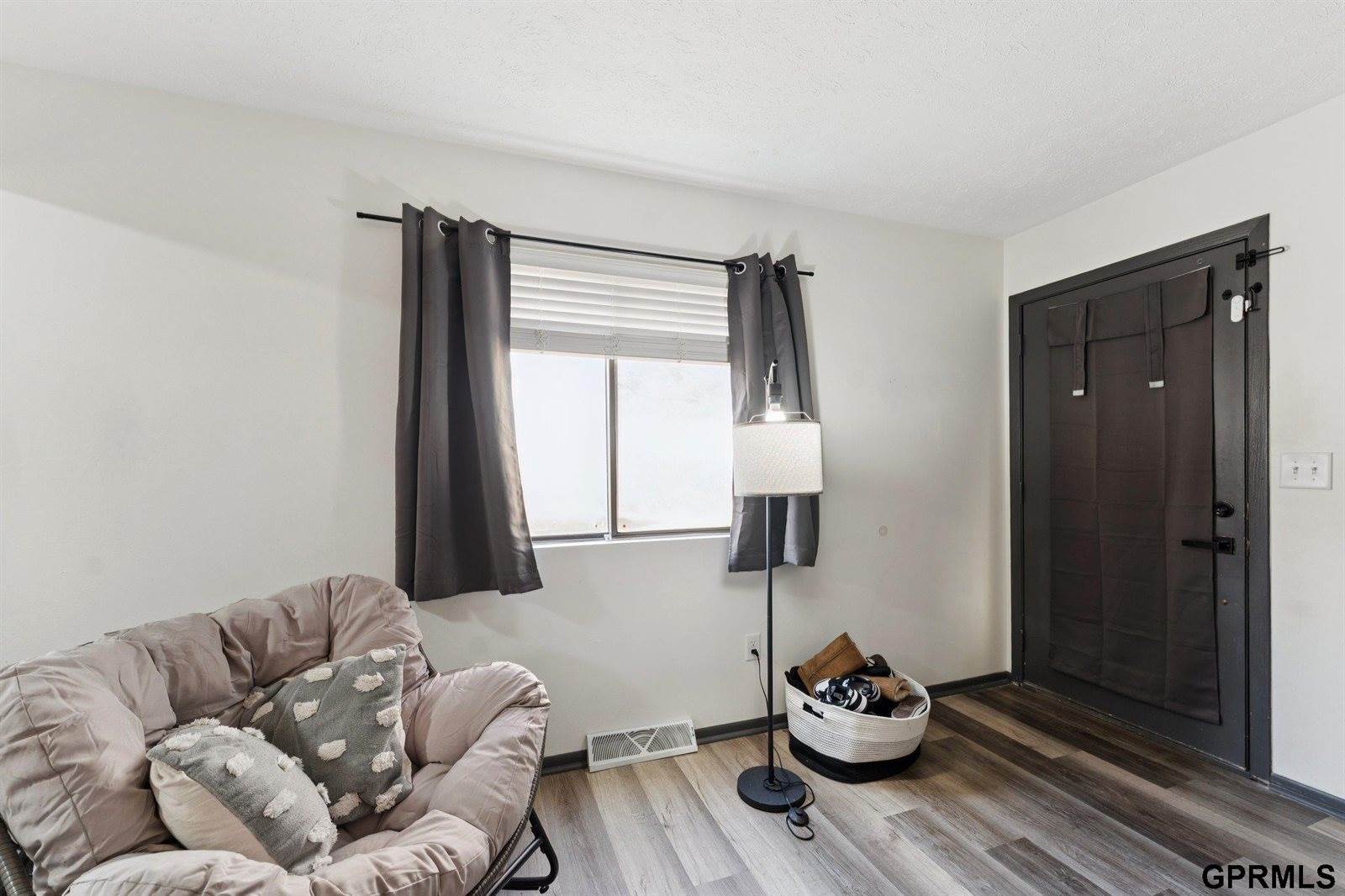 823 North 123 Court, Omaha, NE 68154