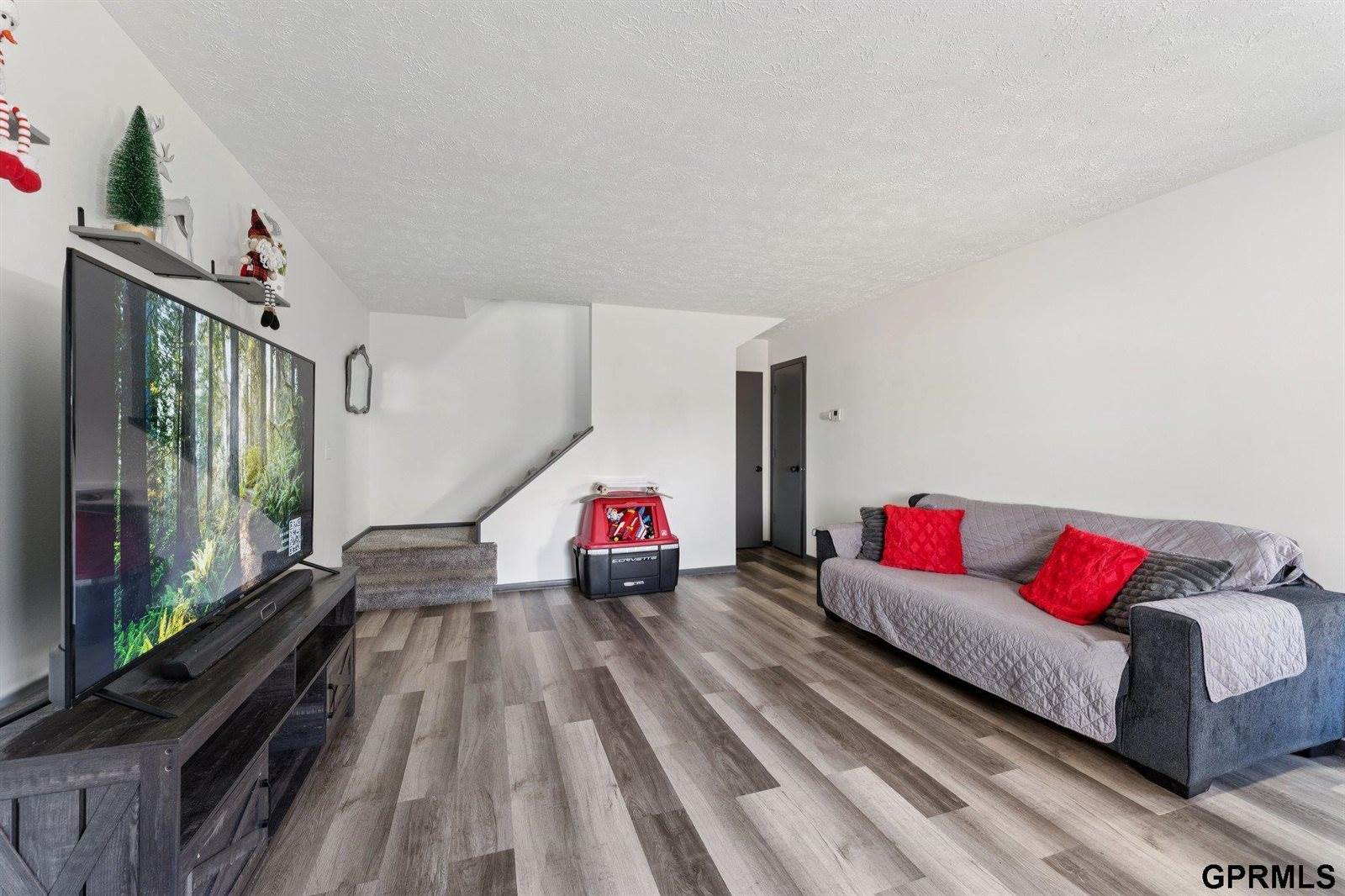 823 North 123 Court, Omaha, NE 68154