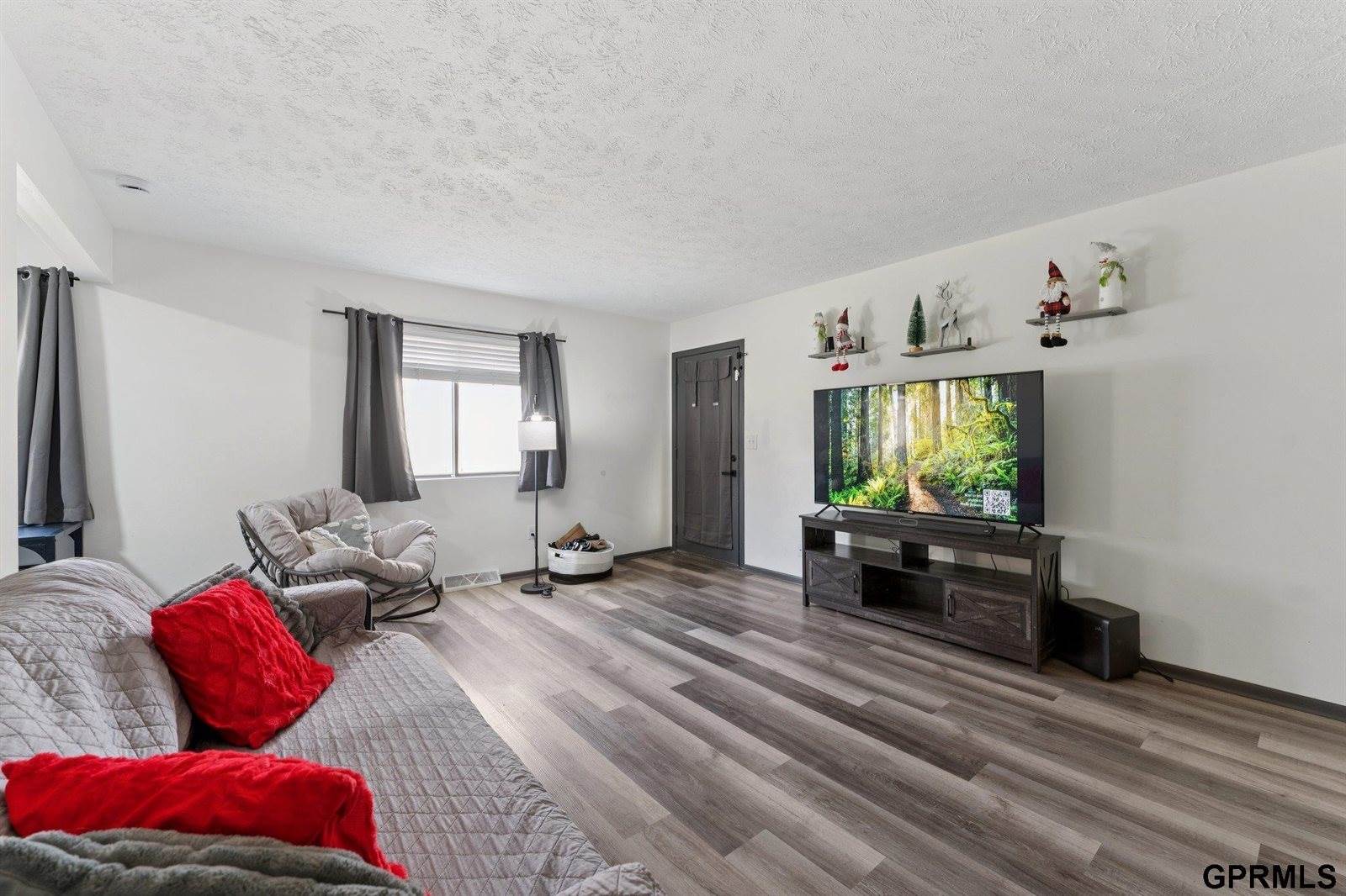 823 North 123 Court, Omaha, NE 68154