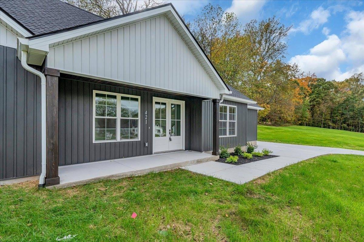 421 Sherwood Dr, McMinnville, TN 37110