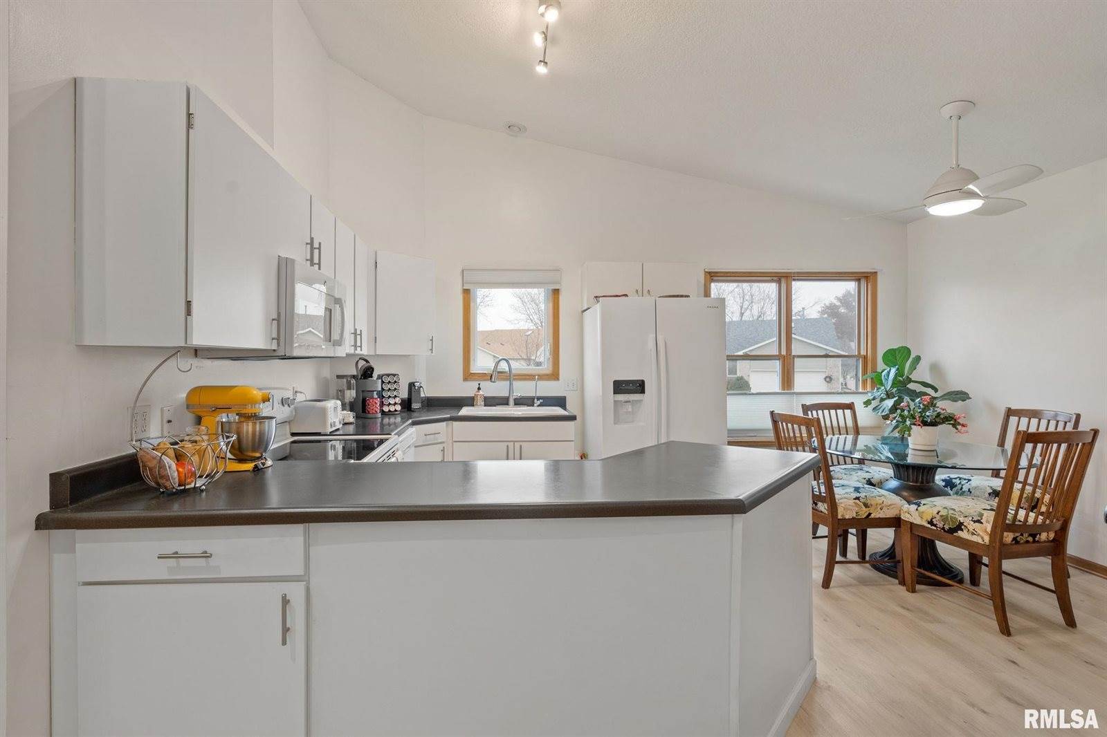 4000 Prairie Lane, Bettendorf, IA 52722