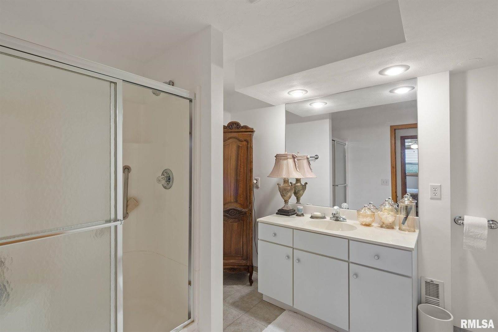 4000 Prairie Lane, Bettendorf, IA 52722