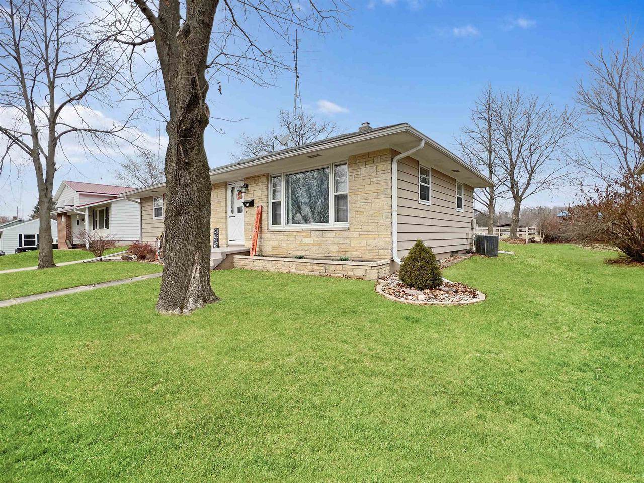 937 Seymour Street, Reedsburg, WI 53959