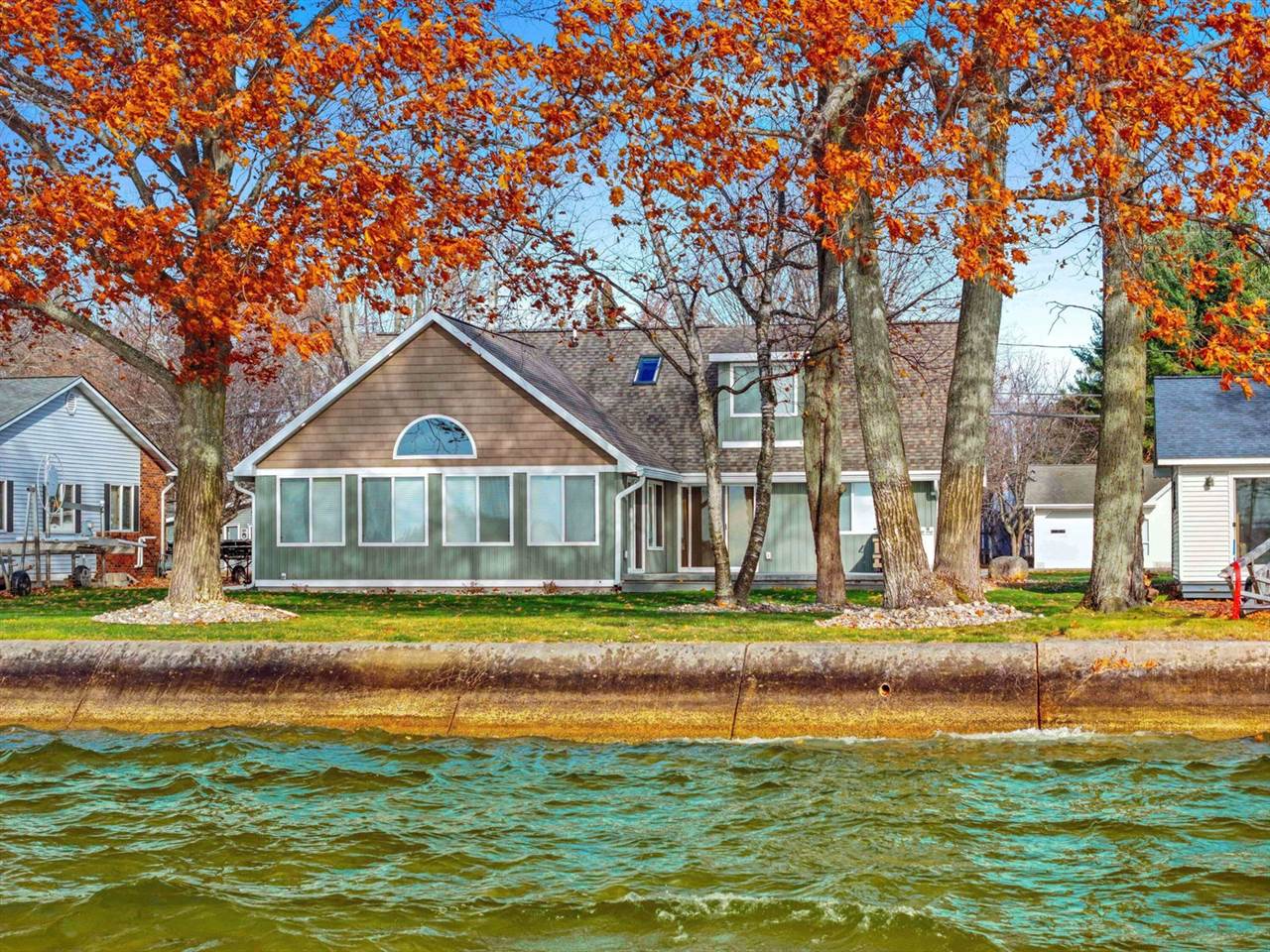 1245 Long Point Drive, Houghton Lake, MI 48629