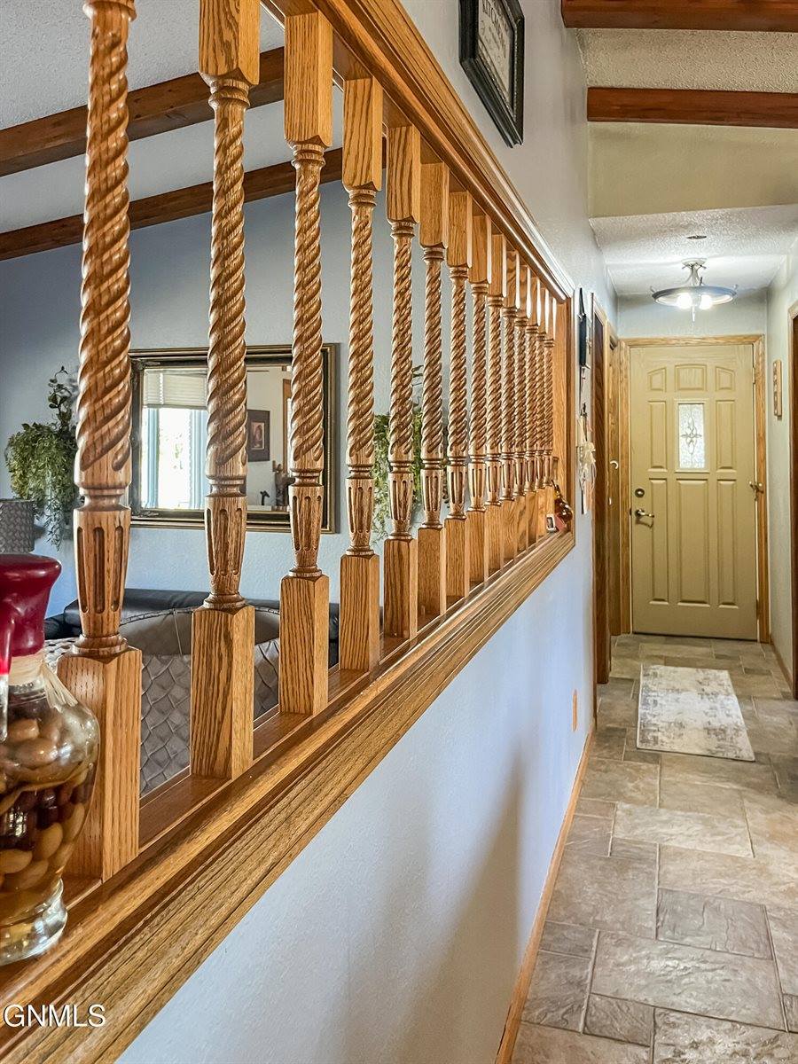 102 9th Avenue SE, Crosby, ND 58730