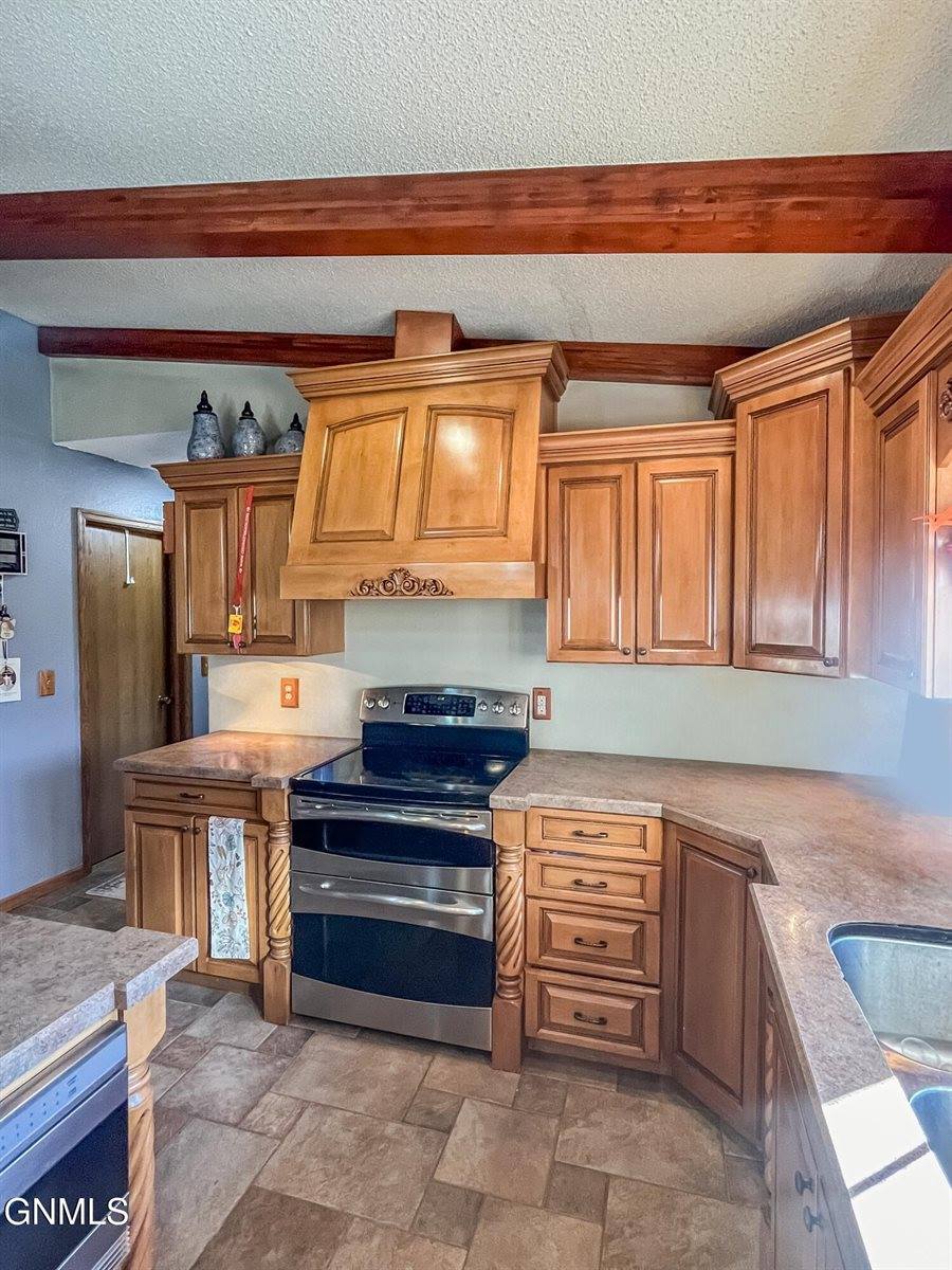 102 9th Avenue SE, Crosby, ND 58730