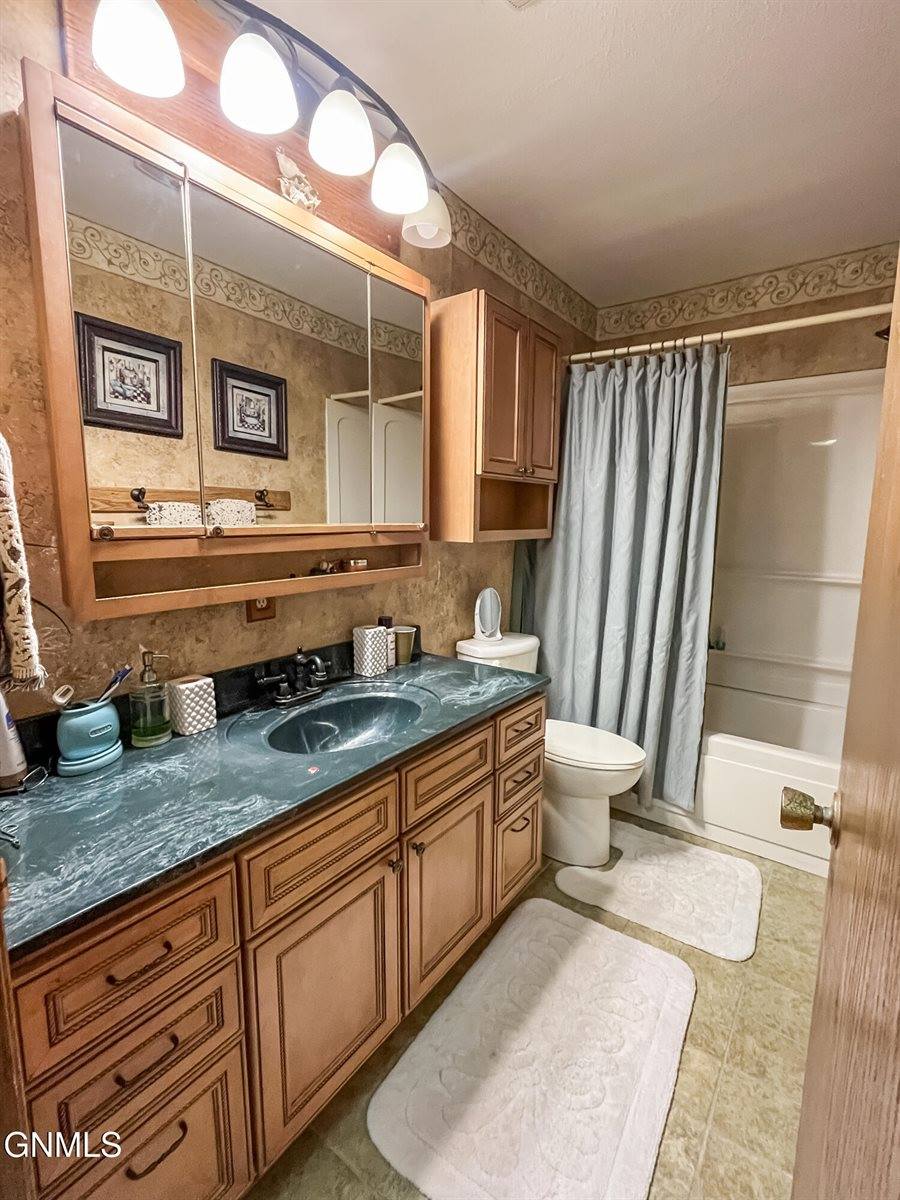 102 9th Avenue SE, Crosby, ND 58730