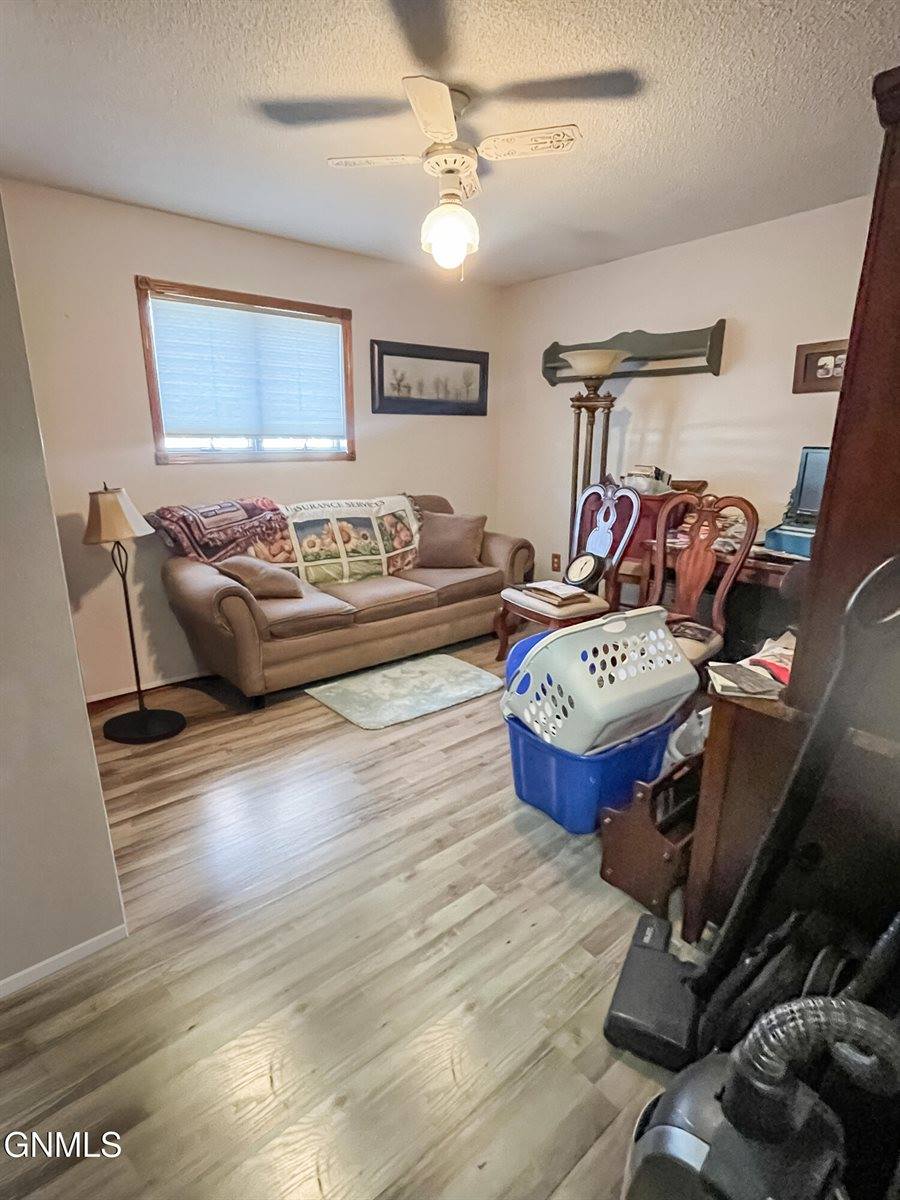 102 9th Avenue SE, Crosby, ND 58730