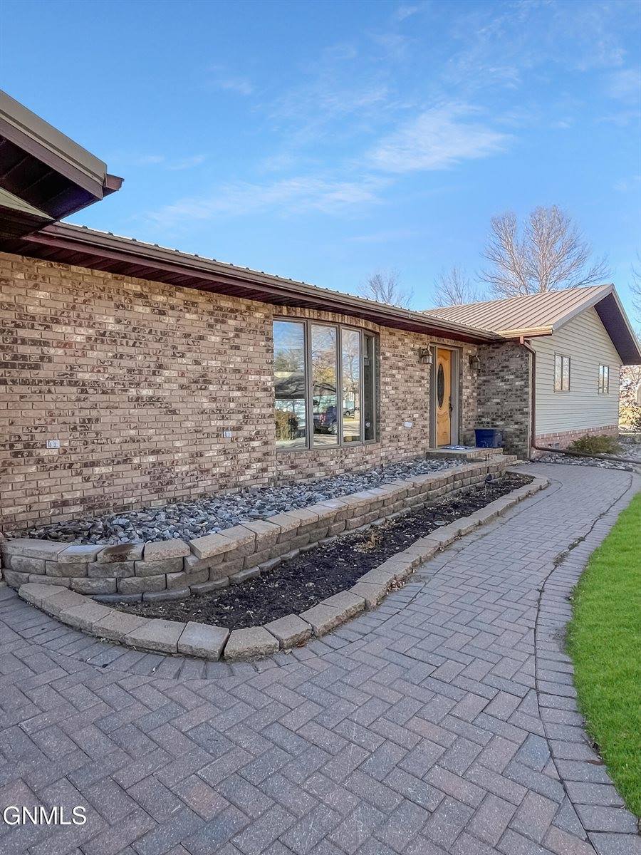 102 9th Avenue SE, Crosby, ND 58730