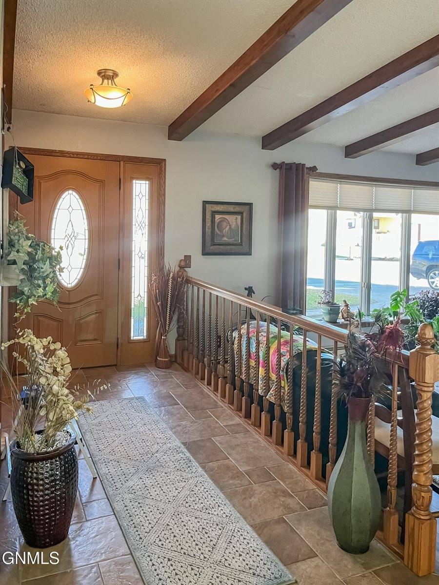 102 9th Avenue SE, Crosby, ND 58730