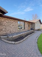 102 9th Avenue SE, Crosby, ND 58730