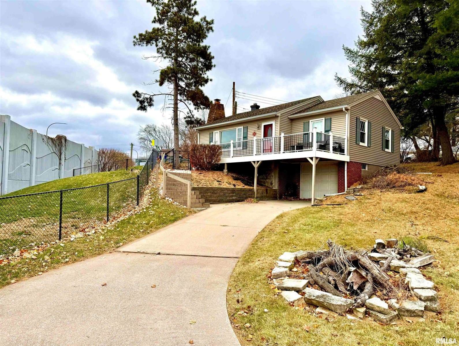 2003 19TH Street, Moline, IL 61265