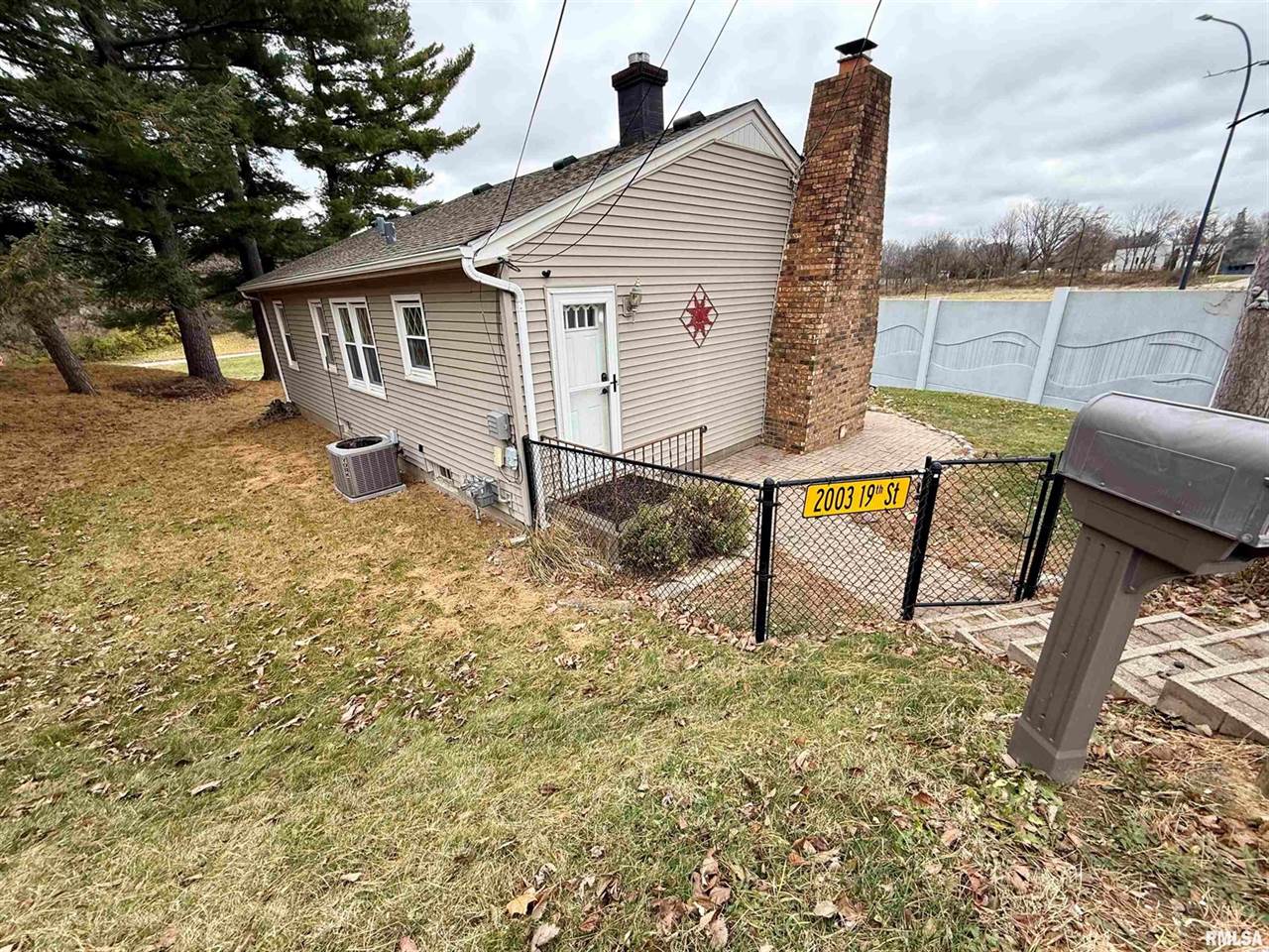 2003 19TH Street, Moline, IL 61265